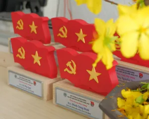 Cúp 3D hình Cờ Đảng