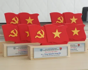 Cúp 3D hình Cờ Đảng