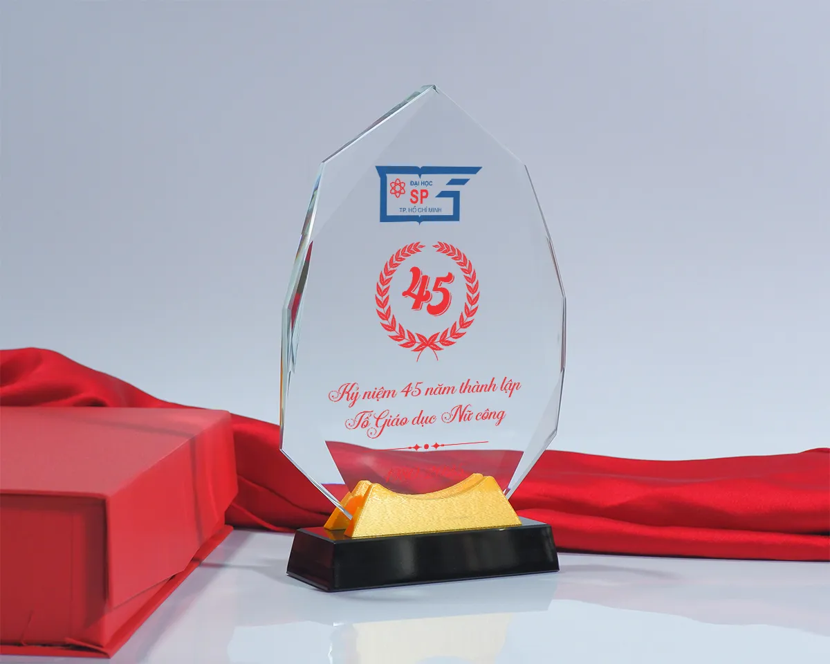 Kỷ niệm chương tri ân thầy cô (Chất liệu thủy tinh)